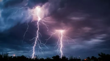 توقعات الأرصاد تؤكد احتمال 40 لهطول سيول وبرق مدمر غداً في مناطق محددة 1